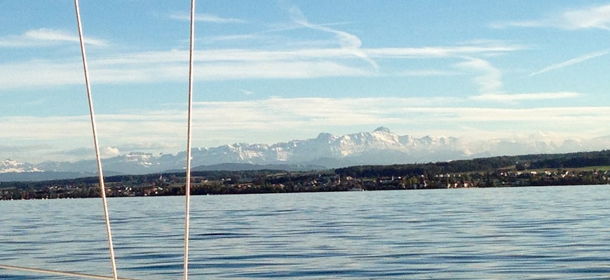 bodensee-auf-eigenem-Kiel-Bergpanoramamit Ufer