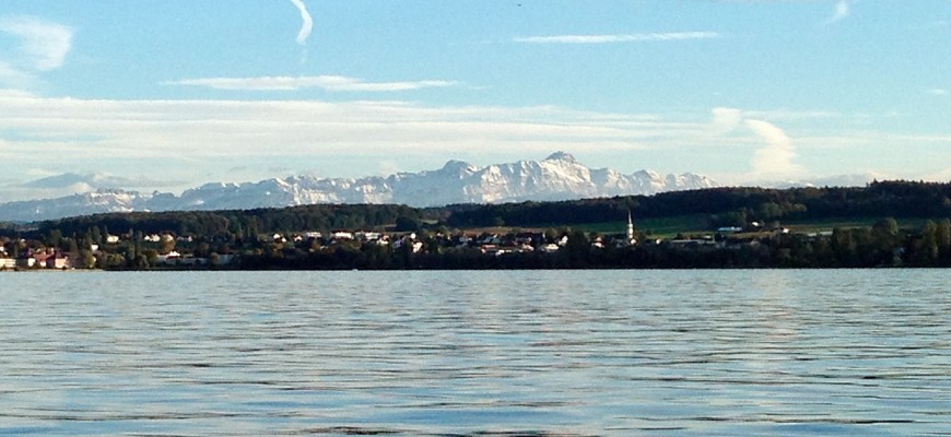 bodensee-auf-eigenem-Kiel-Schneebedeckte-Berge-Und-Ufer